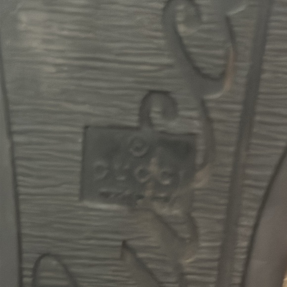 Description:
Gucci flats in metallic taupe leather featuring gold-tone
double G - Picture 8 of 9